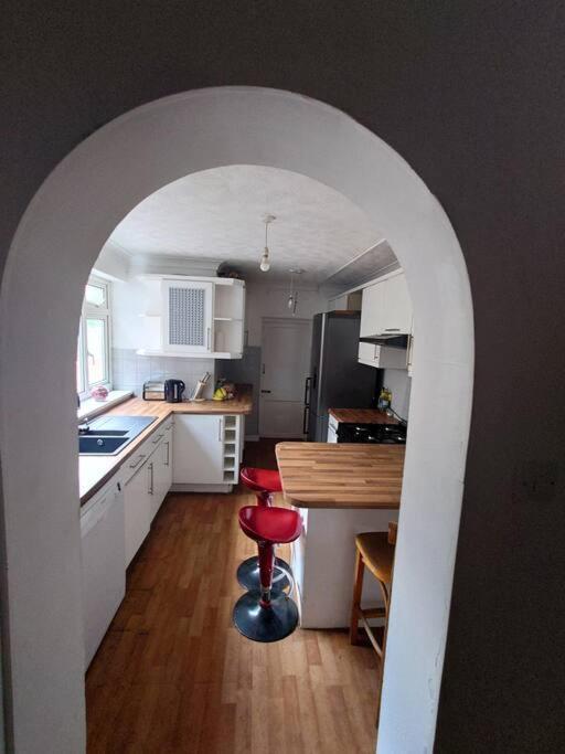 Edwardian 4 Bedrooms With 4 Bathrooms Townhouse, Next To Underground, Accommodates 10 People 伦敦 外观 照片